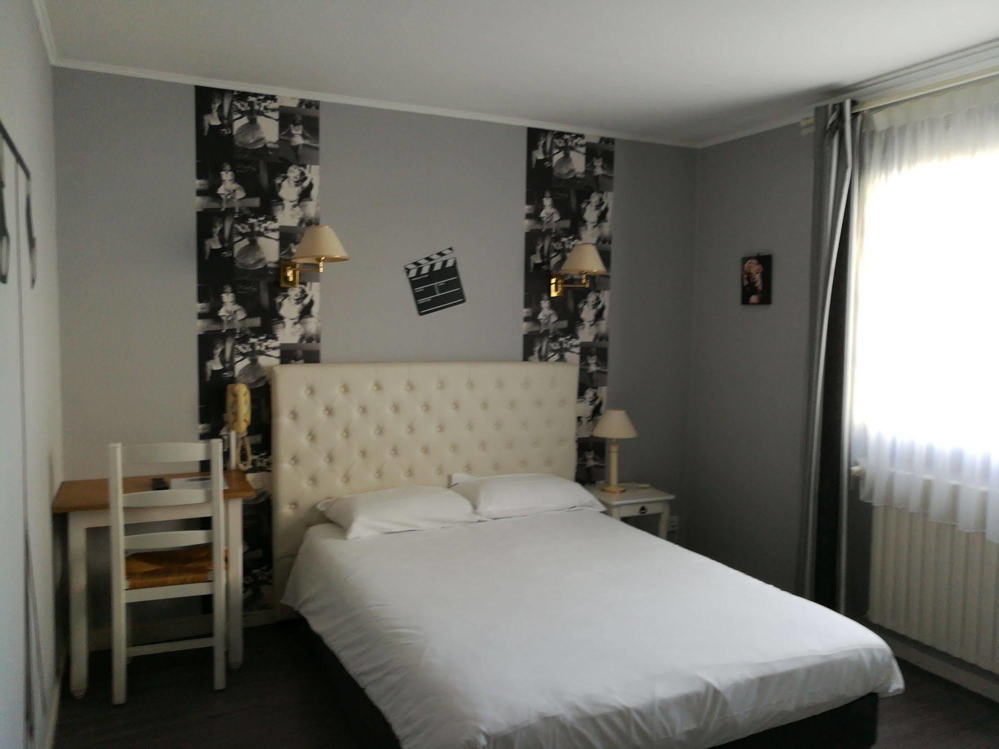 Contact Hotel Du Relais Thouars Esterno foto