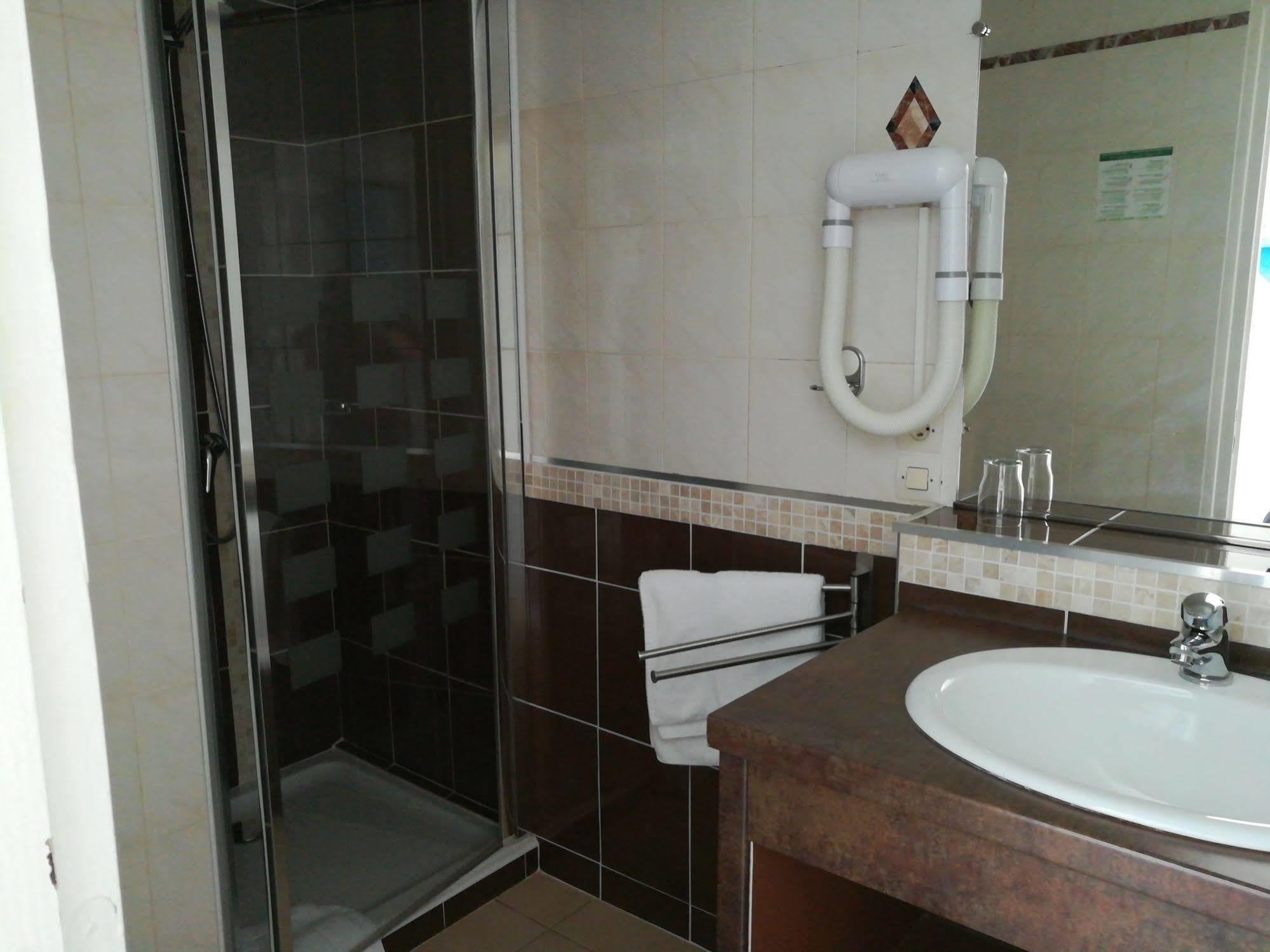 Contact Hotel Du Relais Thouars Esterno foto