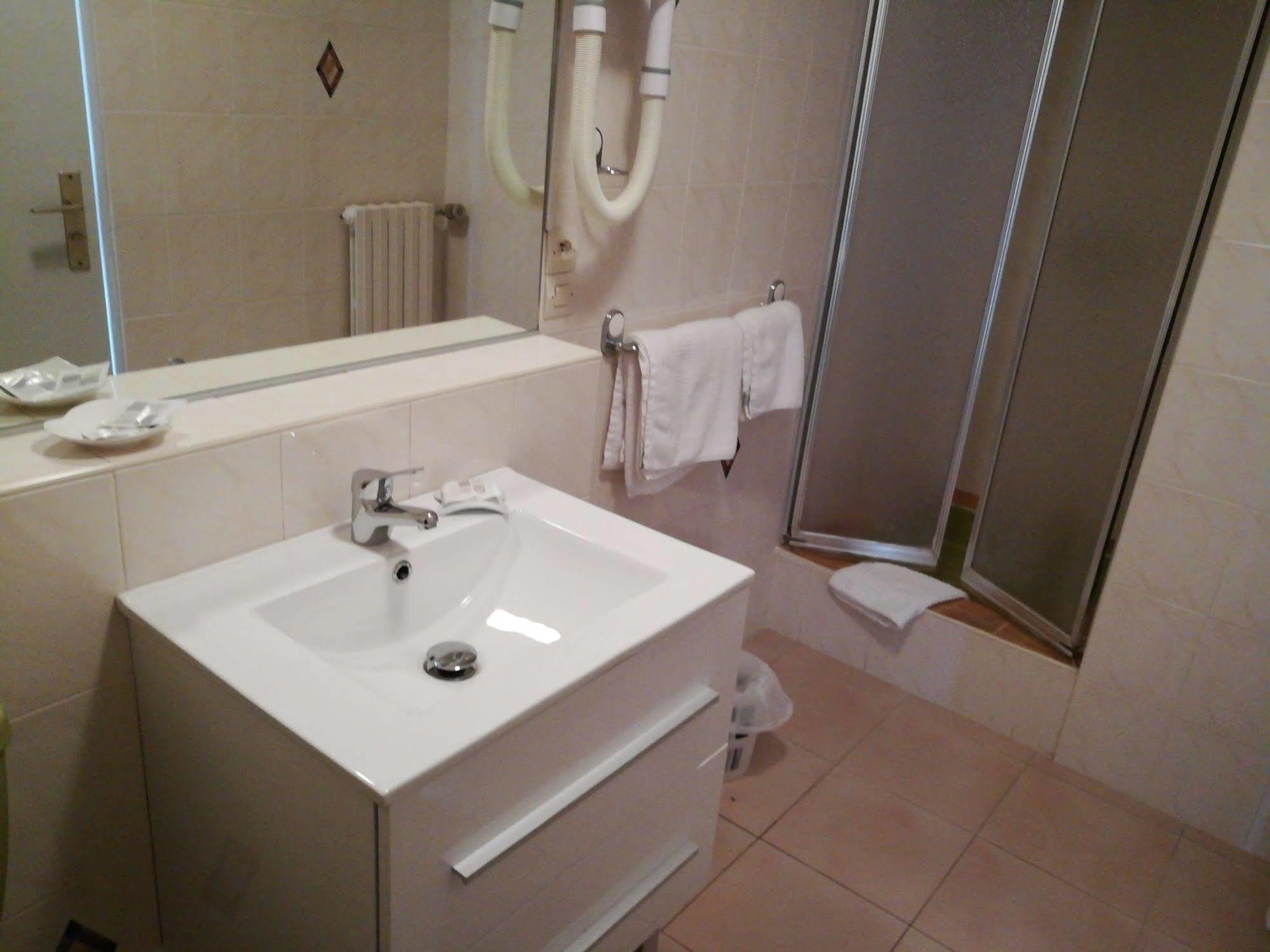 Contact Hotel Du Relais Thouars Esterno foto
